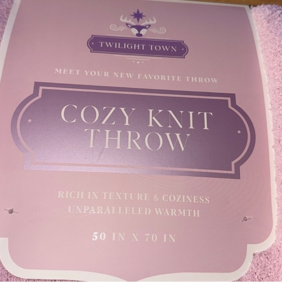 ❄️Cozy Pink with White Snowflake Christmas Blanket🌲 - Picture 8 of 9